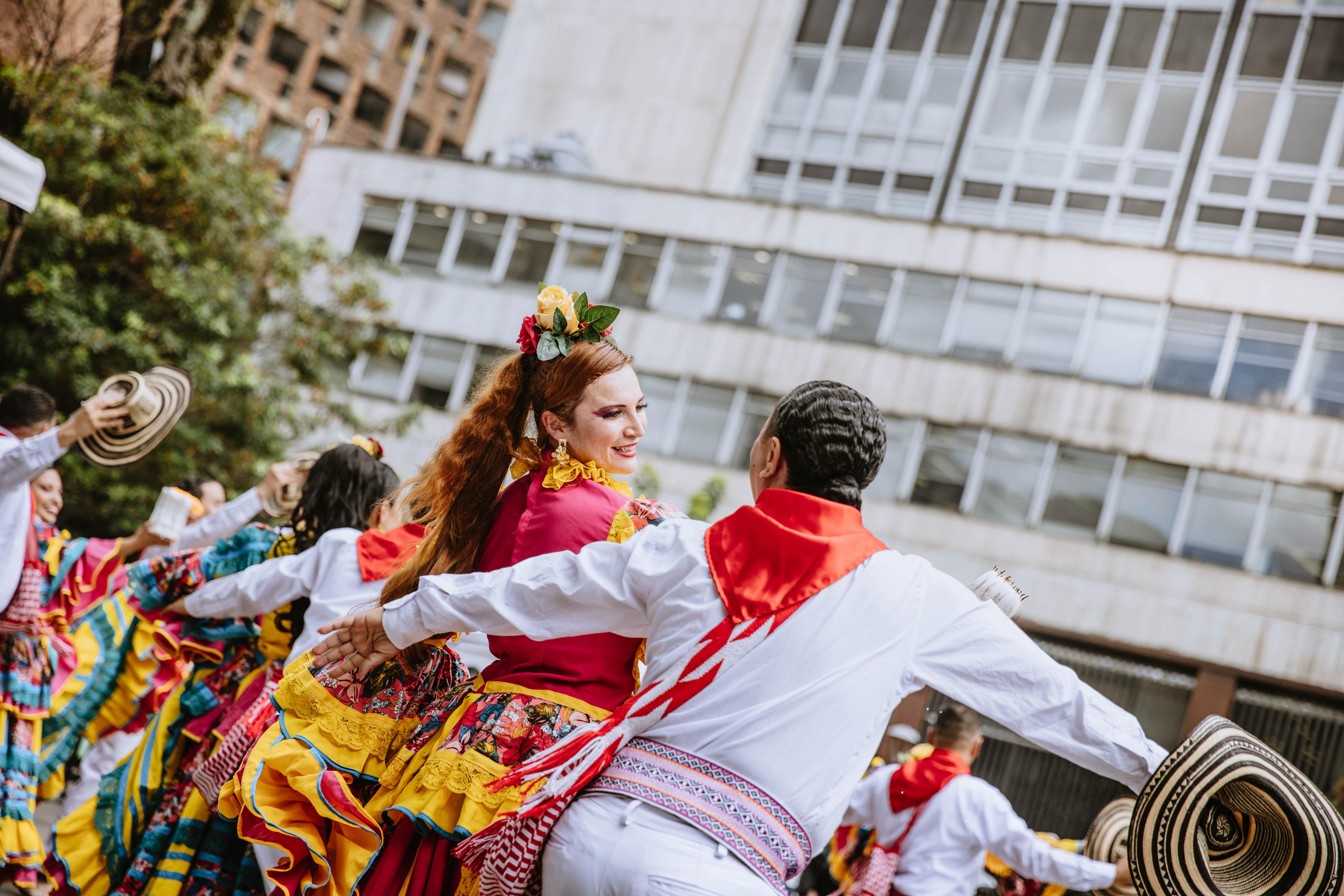 Grupo de baile en el parque santander