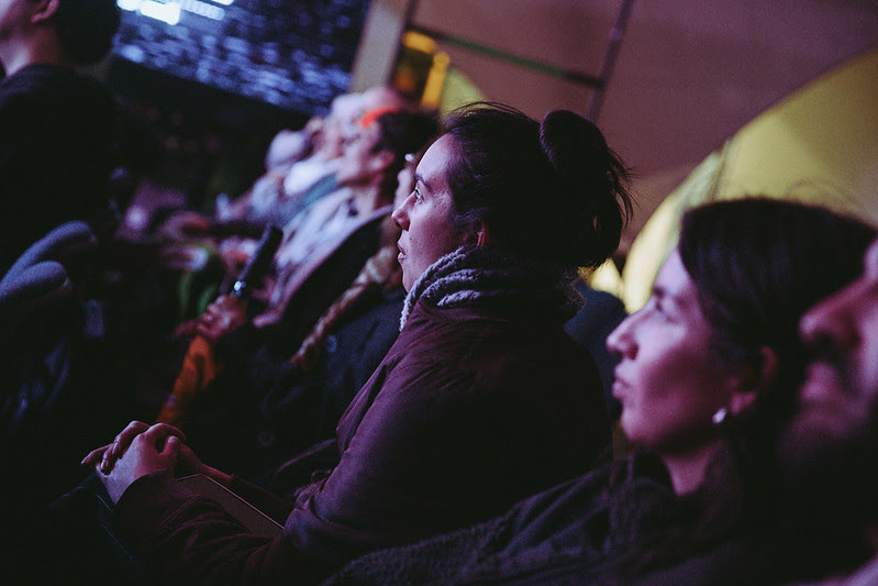 Mujer en evento Café con Aroma a Calle