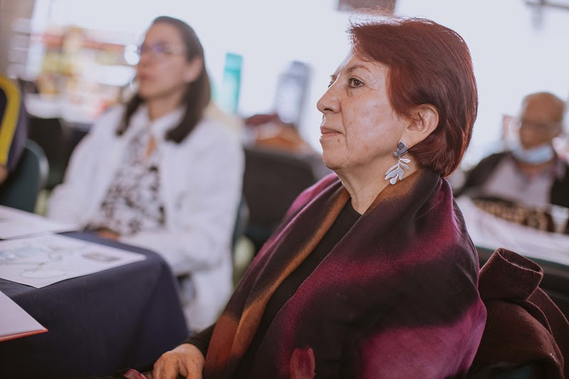 Persona mayor atendiendo un taller de la FUGA