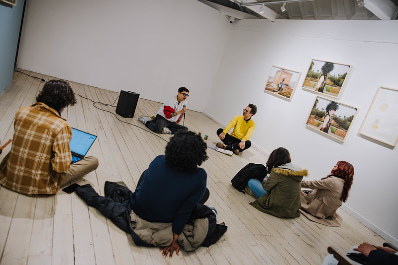 Grupo de personas durante sesión de taller en la FUGA