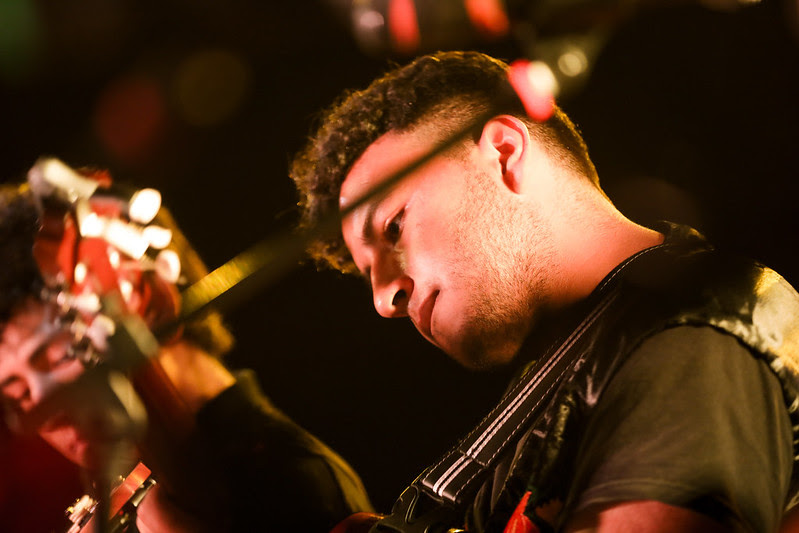 Persona tocando guitarra en una actividad de la FUGA