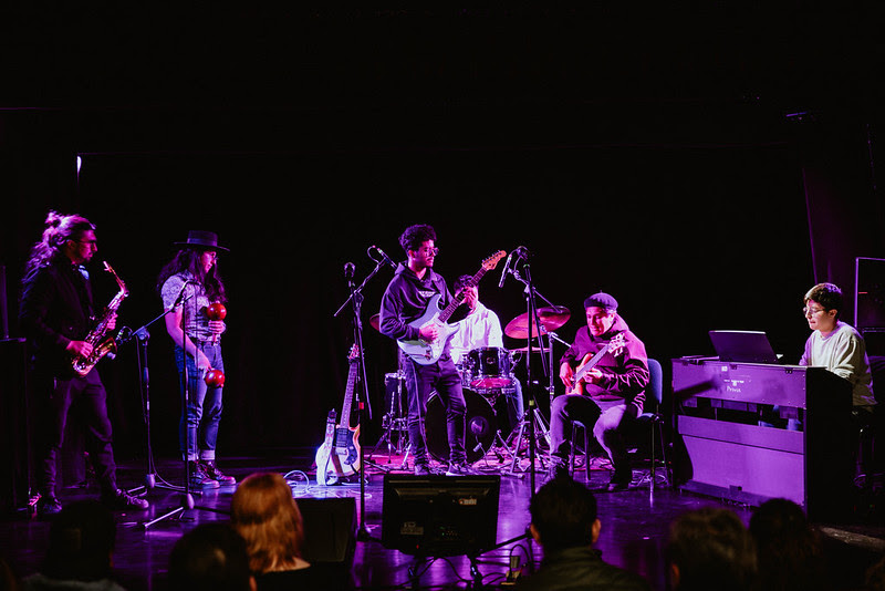 Artistas tocando en el muelle de la FUGA