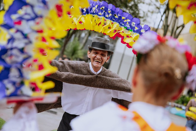 Fotografía de un hombre con sombrero durante una actividad de la FUGA