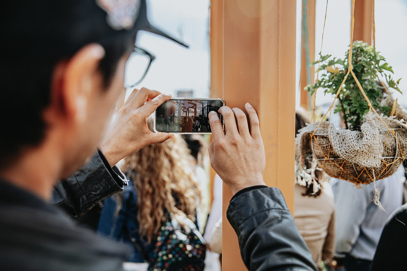 hombre tomando foto a actividad