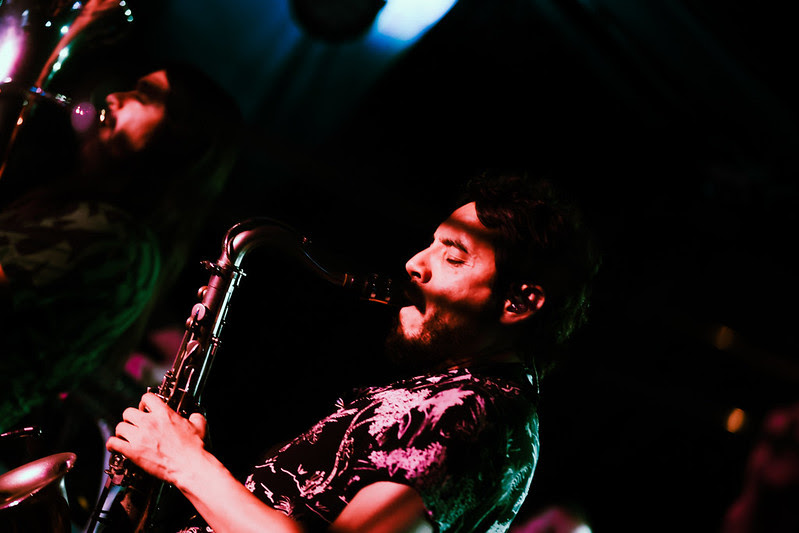 Hombre tocando una guitarra en un evento de la fuga