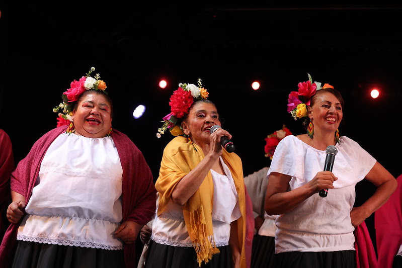 Mujeres presentándose en una actividad de la FUGA