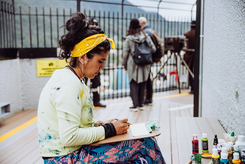 Mujer en una actividad artística de la FUGA
