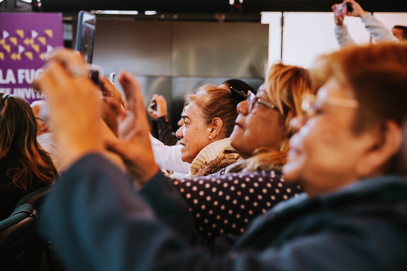 Mujer grabando con el celular actividad en la FUGA