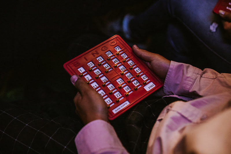 Persona jugando Bingo