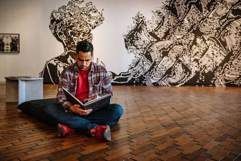 Persona leyendo en un taller de la FUGA