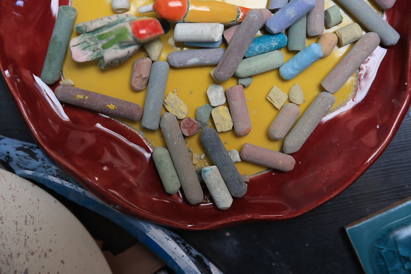 Elementos para pintar durante un taller de la FUGA