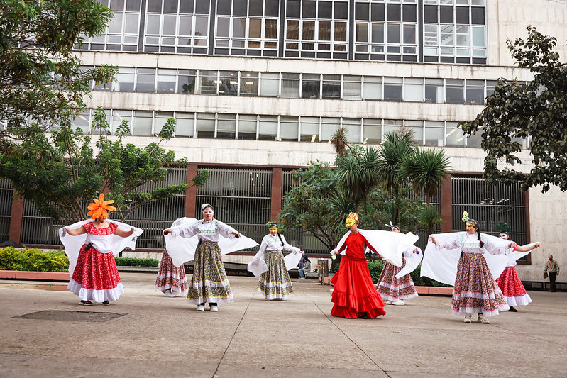 Personas en danza durante actividad de la FUGA