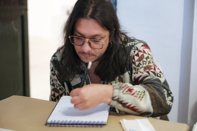 Persona leyendo texto en un taller de la fuga