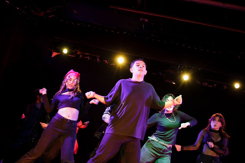 Personas en actividad en el Muelle de la FUGA