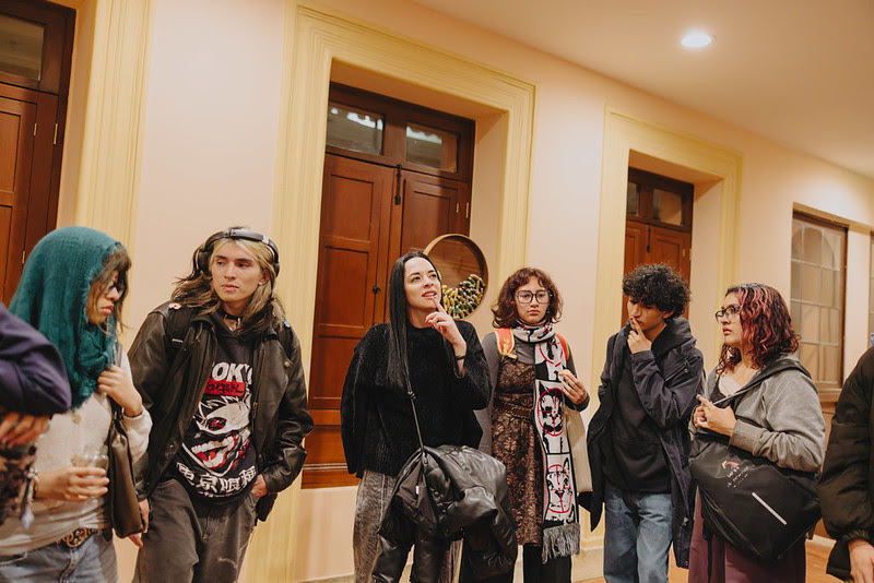 Personas en una exposición de la FUGA