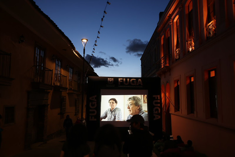 Pantalla de cine en la calle 10