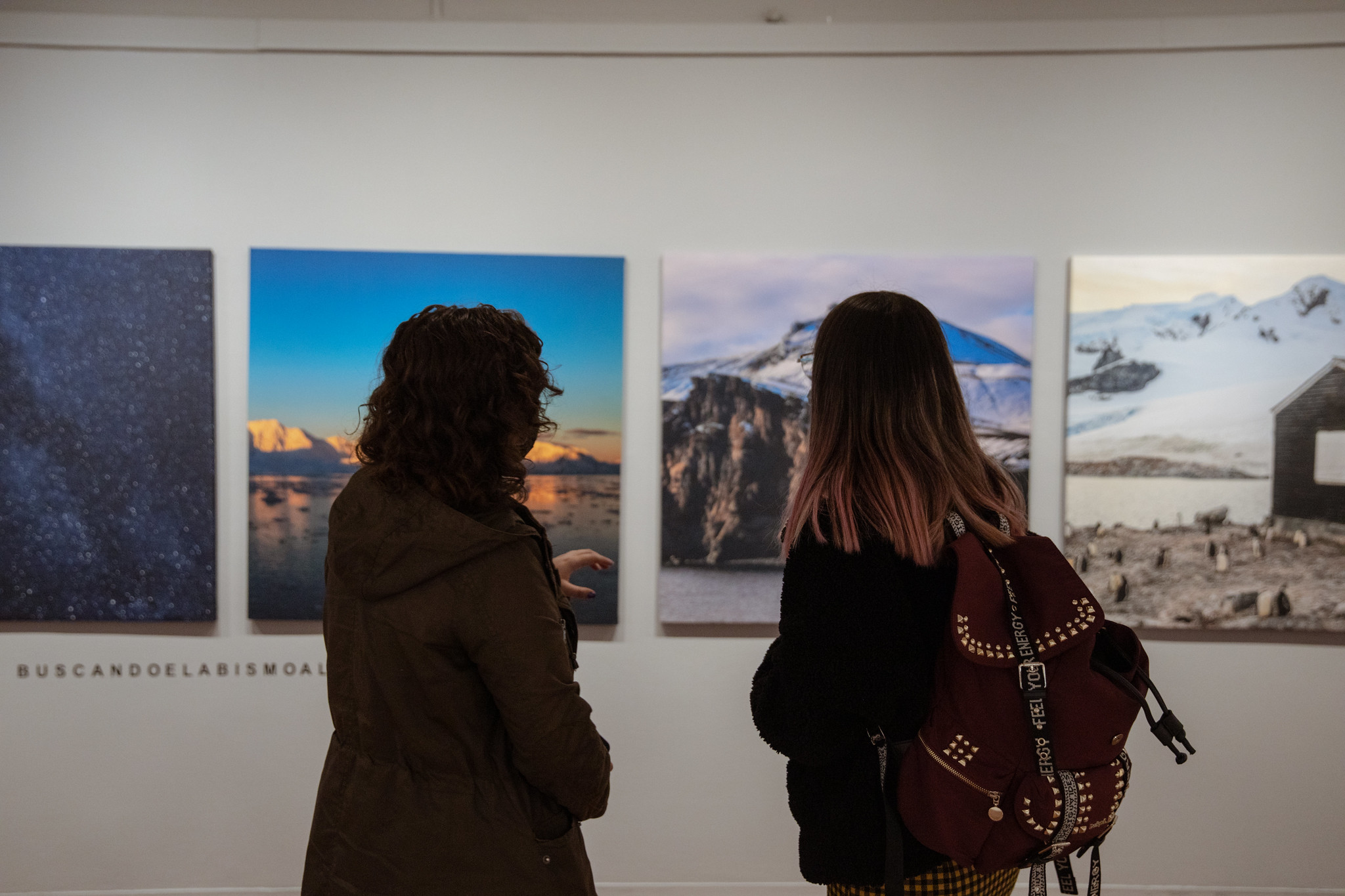 Mujeres observando un exposición en la fuga