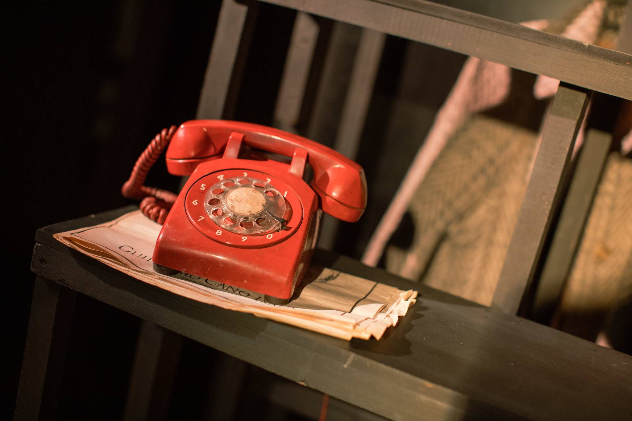 Telefono rojo sobre una mesa durante un performance en la FUGA