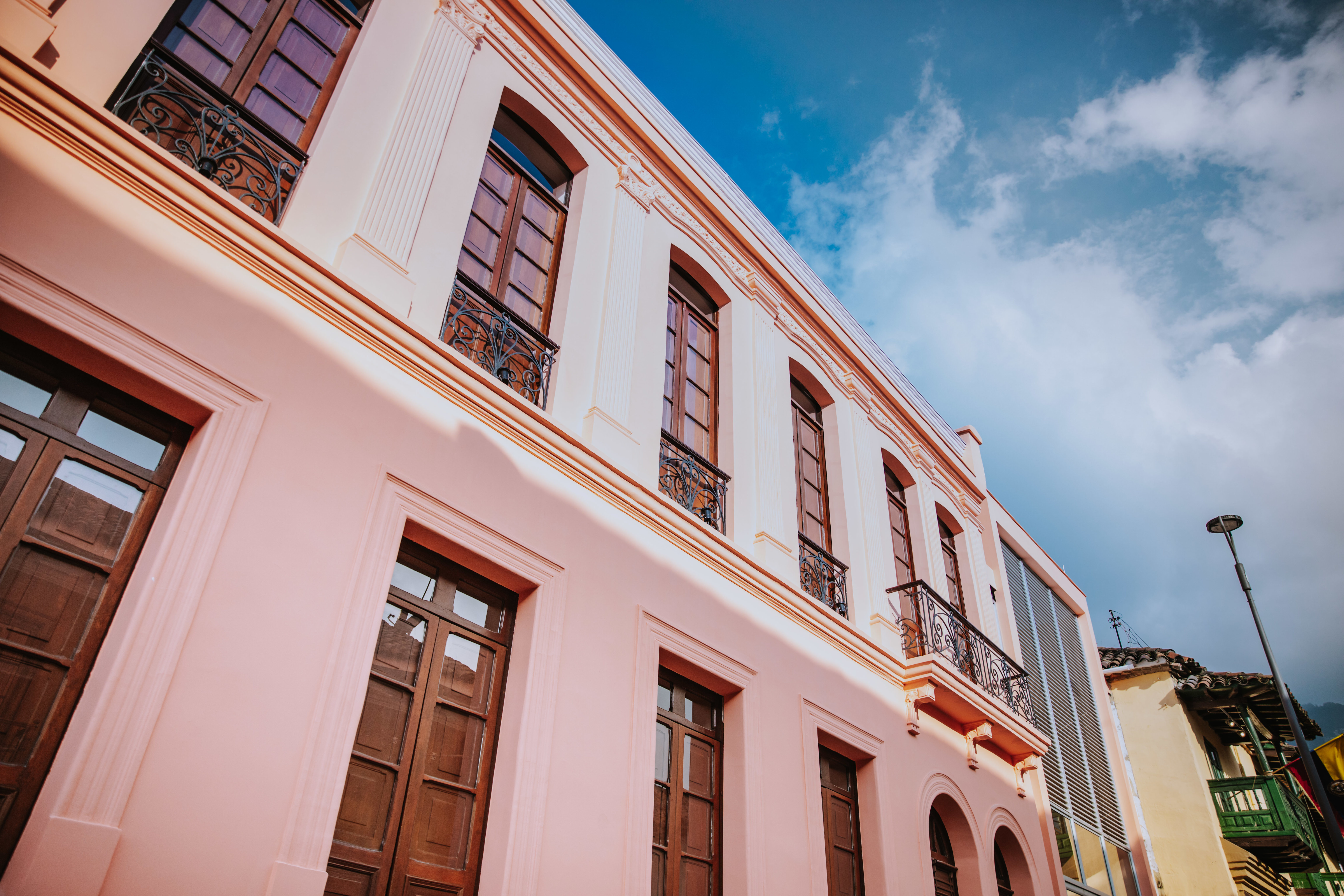 Fachada de edificio de la FUGA en el centro deBogotá