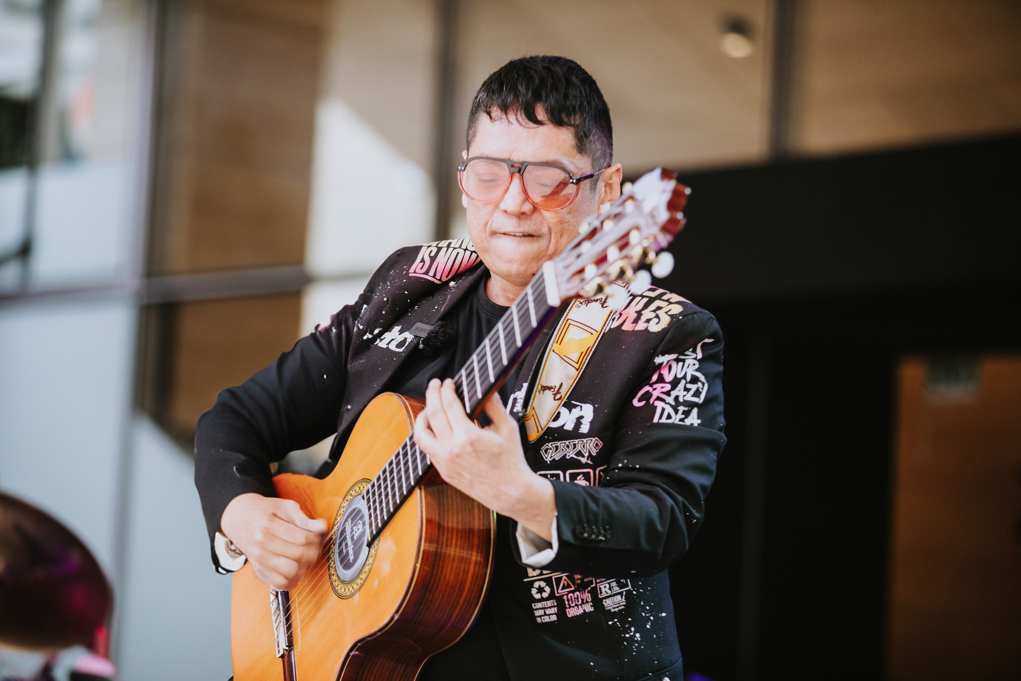 Persona tocando guitarra en actividad de la FUGA
