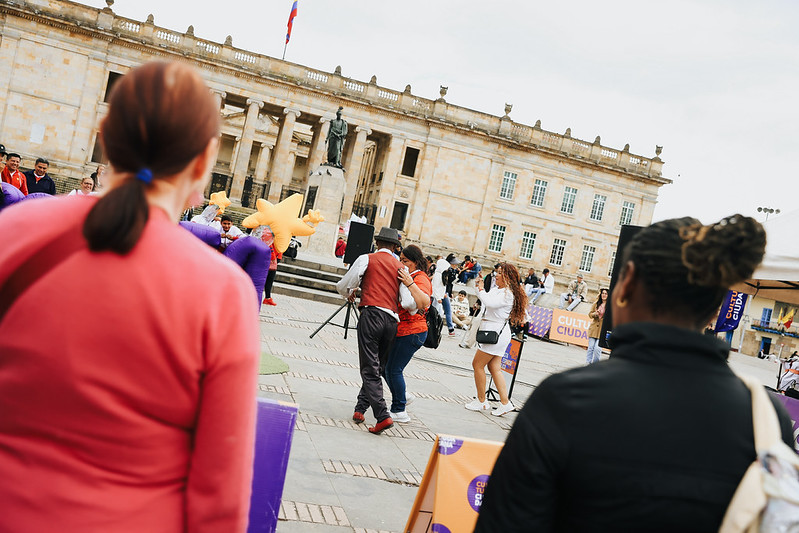 Personas viendo una actividad en la plaza de Bolívar