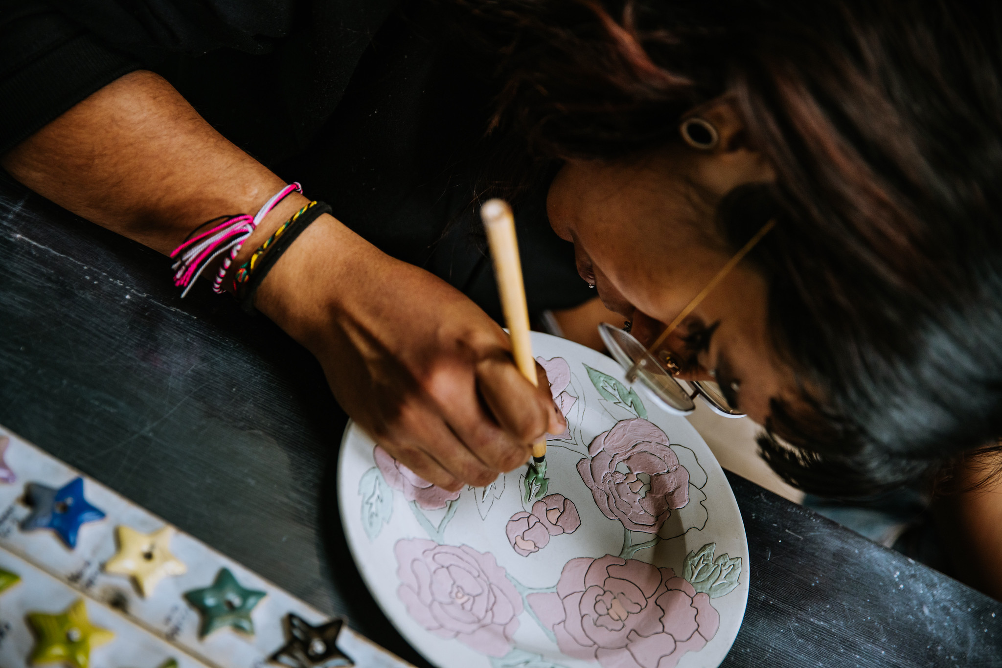 Persona haciendo artesanía en actividad de la FUGA