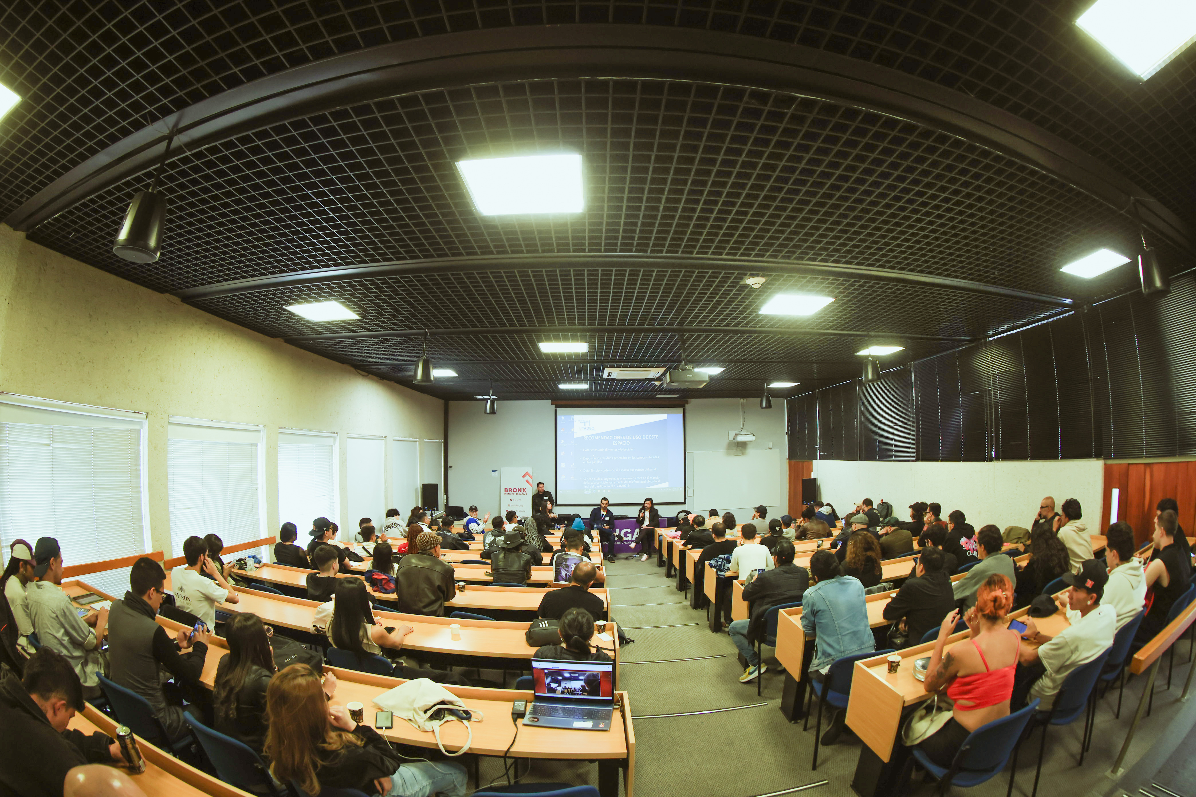personas en evento de la fuga