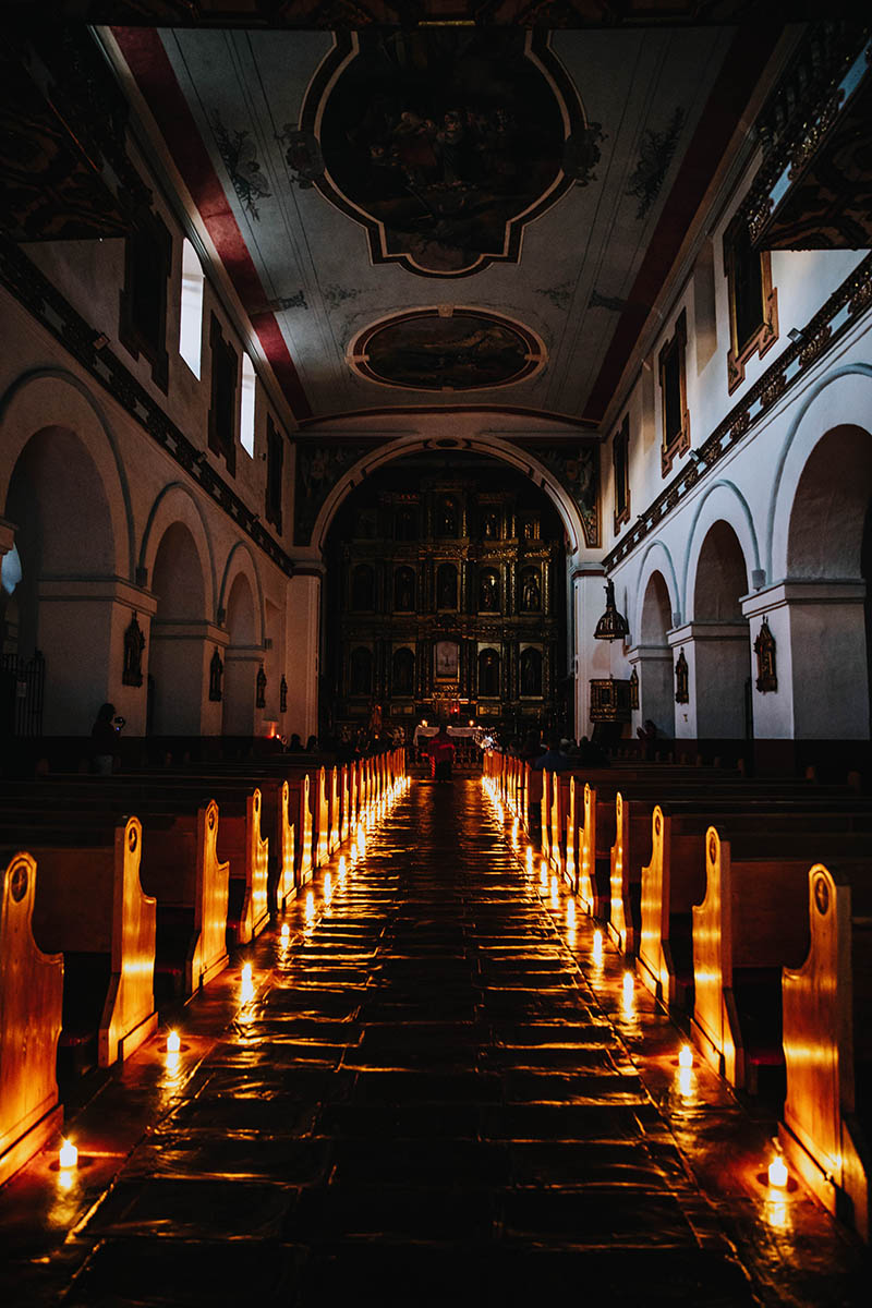 Fotos: Andrés Rincón  Carmen Elvira Brigard cantantando el Jueves 16 de Marzo 2023 en el Templo de la Candelaria, activación de la pieza expuesta en la FUGA.