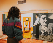 Joven observando obra en la FUGA