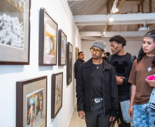 Personas observando una exposición en la FUGA
