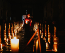Fotos: Andrés Rincón  Carmen Elvira Brigard cantantando el Jueves 16 de Marzo 2023 en el Templo de la Candelaria, activación de la pieza expuesta en la FUGA.