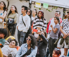 Personas observando un evento de la FUGA