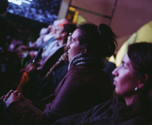 Mujer en evento Café con Aroma a Calle