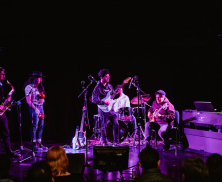 Artistas tocando en el muelle de la FUGA