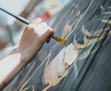 Un joven pinta un mural en el marco de una actividad cultural de la FUGA