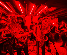 Fotografía del grupo bandejas espaciales durante un concierto