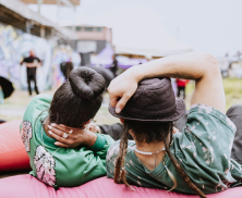 _Fotografía de dos personas acostados viendo una actividad de la FUGA al aire libre