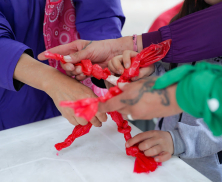 Muestra de dos personas usando cuerdas en una actividad-taller de la fuga 