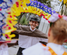 Fotografía de un hombre con sombrero durante una actividad de la FUGA