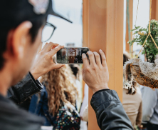 hombre tomando foto a actividad
