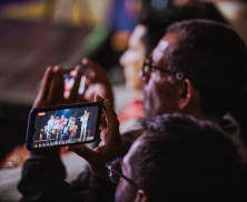 Hombre grabando con su celular una actividad de la FUGA