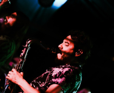 Hombre tocando una guitarra en un evento de la fuga