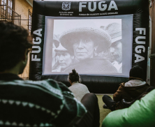 Pantalla de cine en la calle 10