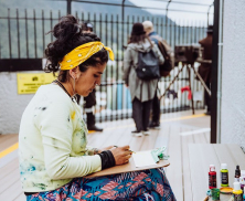 Mujer en una actividad artística de la FUGA