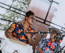 Persona tocando tambores en una actividad de la FUGA