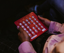 Persona jugando Bingo
