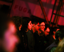 Espectadores viendo un show en el muelle de la figa