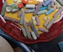 Elementos para pintar durante un taller de la FUGA