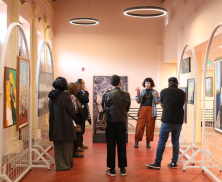 Personas en una exposición de la FUGA