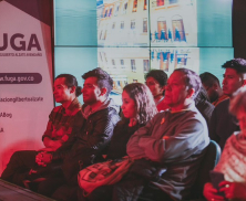 Personas en un conversatorio de la FUGA